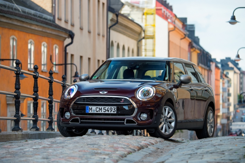 MINI Clubman (F54) op een brug