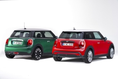 MINI 2022 LCI Cooper F56 (li) en F56 facelift (r)